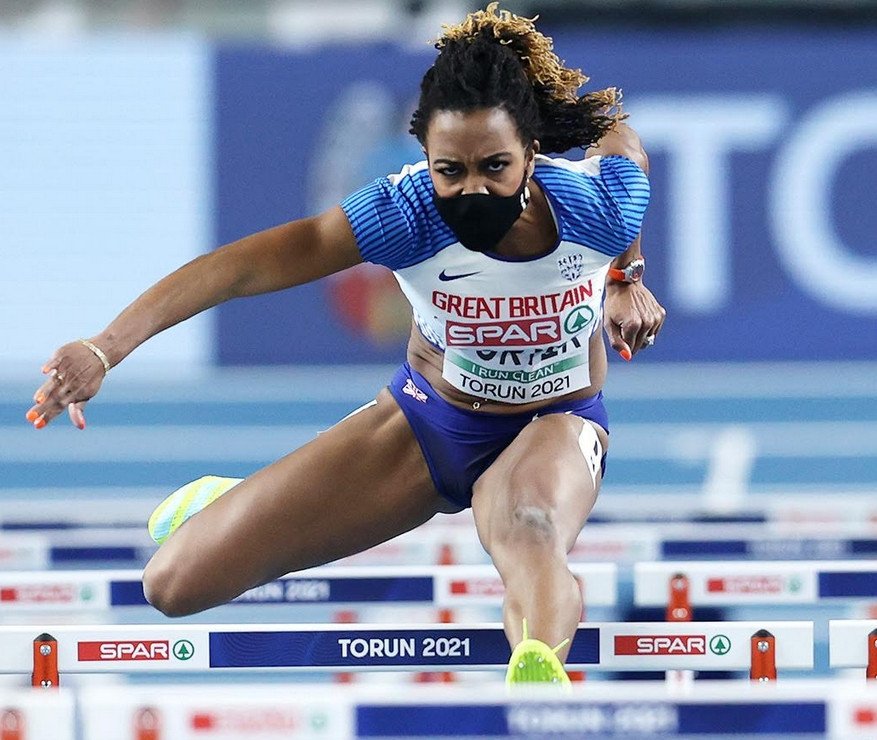 Британка объяснила, зачем бежала в маске на чемпионате Европы